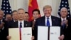 2020年1月15日，特朗普总统和中国副总理刘鹤在白宫签字之后合影。