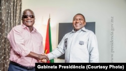 A descentralização administrativa resultou de negociações entre Afonso Dhlakama, líder da RENAMO (esq) e Filipe Nyusi, Presidente da República de Moçambique.