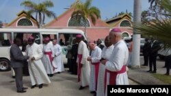 Bispos à chegada para encontro com o governador