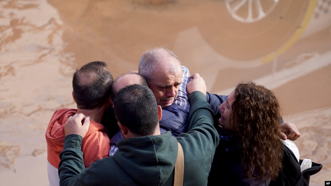 Los residentes reaccionan mientras esperan noticias de sus familiares atrapados durante las inundaciones en Valencia, España, el 31 de octubre de 2024