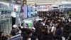 13일 홍콩 시위대가 국제공항 탑숭구 주변을 다시 점령했다.