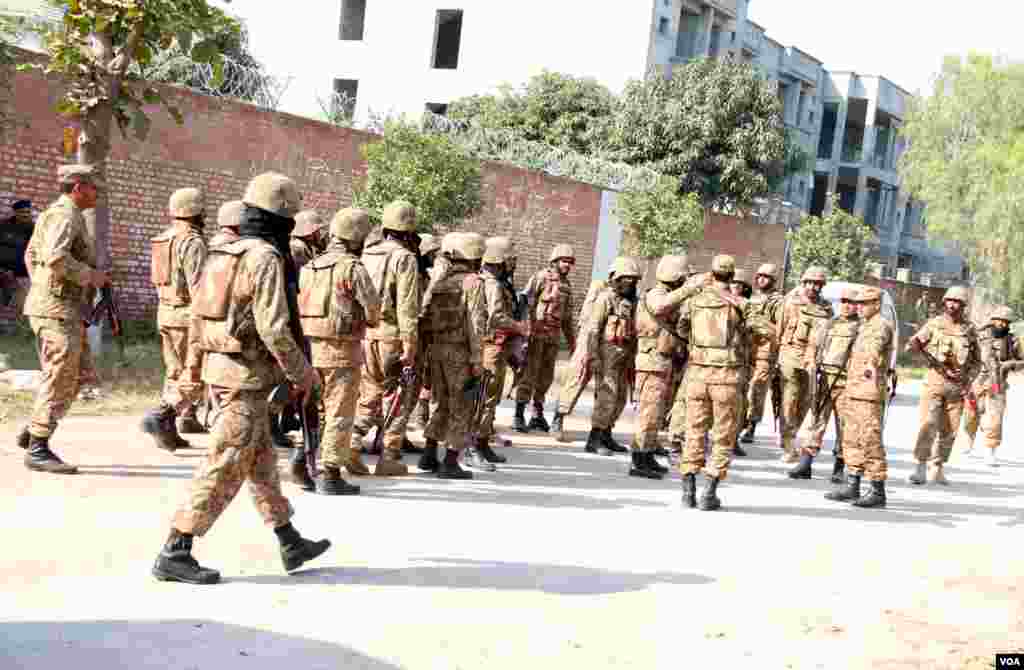 سکیورٹی فورسز نے فوری کارروائی کرتے ہوئے حملے کے بعد امام بارگاہ کو گھیرے میں لے لیا۔