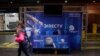 Una mujer pasa frente a una tienda de DirecTV en el centro comercial San Ignacio en Caracas, Venezuela. Enero 10, 2020.