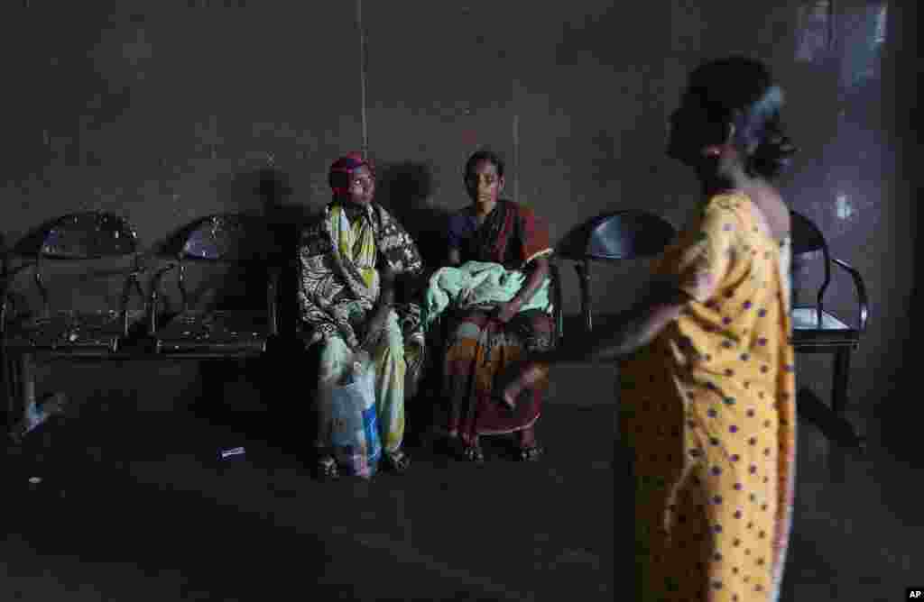 An Indian woman carries an infant at the Modern Government Maternity Hospital in Hyderabad, India, Nov.12, 2014.