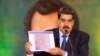 En esta foto publicada por la oficina de prensa presidencial de Miraflores en Venezuela, el presidente Nicolás Maduro acusa al presidente encargado Juan Guaidó.