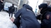 Російські поліцаї затримали чоловіка під час мітингу пам’яті Олексія Навального біля Стіни скорботи за жертвами політичних репресій у Москві, Росія, 17 лютого 2024 р. REUTERS/Stringer