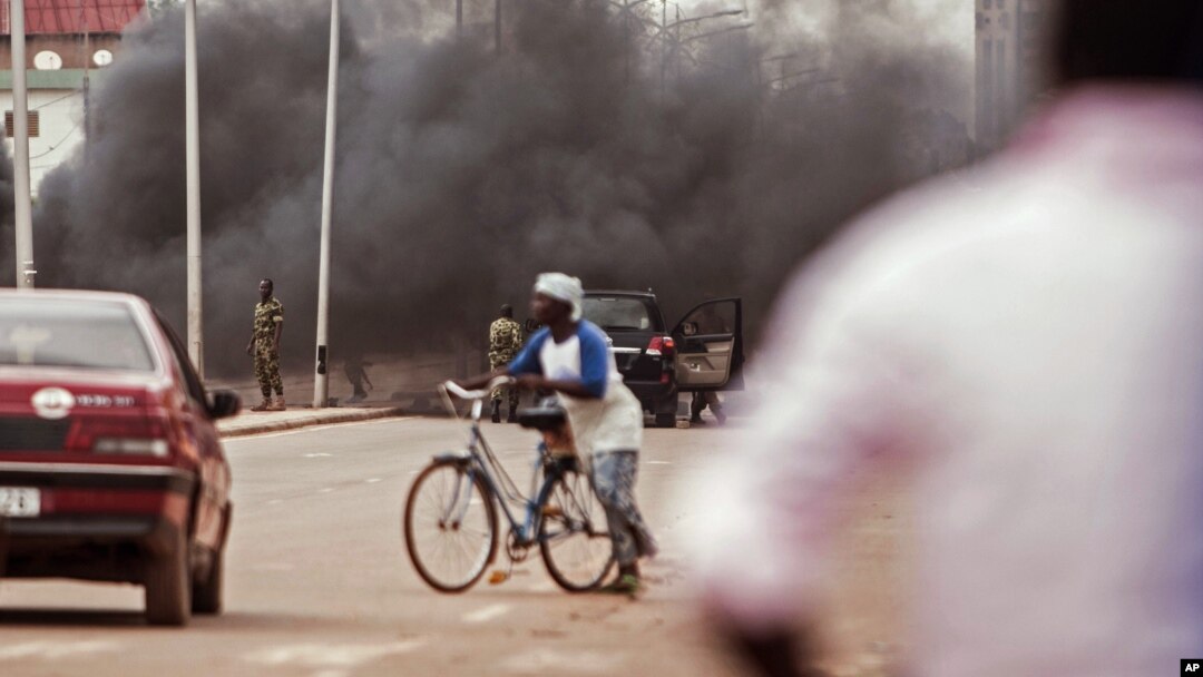 Hayaki ya rufe sojojin Burkina Faso, Alokacin da masu zanga-zangake kan tituna a Ouagadougou, Burkina Faso,Satumba. 18, 2015.