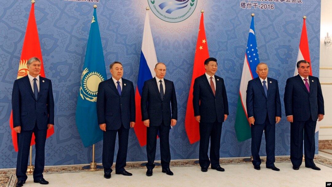O'zbekiston Prezidenti Islom Karimov (o'ngdan ikkinchi) Xitoy, Rossiya hamda Markaziy Osiyoning boshqa davlatlari rahbarlari bilan, Toshkent, 24-iyun, 2016-yil.