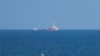 Un barco de la ONG Open Arms se acerca a la costa de Gaza remolcando una barcaza con 200 toneladas de ayuda humanitaria, el 15 de marzo de 2024. 