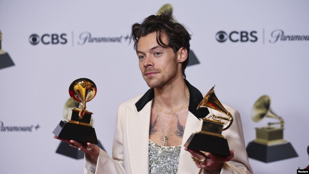 Harry Styles posa con sus premios al Mejor Álbum Vocal Pop y Álbum del Año por "Harry's House" durante la 65ª Entrega Anual de los Premios Grammy en Los Ángeles, California, EEUU, 5 de febrero de 2023. REUTERS/Mike Blake
