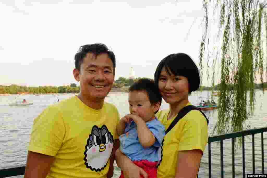2013年，王夕越被美国普林斯顿大学历史系博士项目录取。同年，他们迎来了家庭的新成员（曲桦提供）