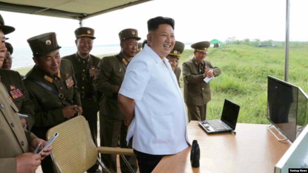 북한 김정은 국방위원회 제1위원장이 새로 개발한 전술유도탄 시험발사를 지도했다고 노동신문이 27일 보도했다. 