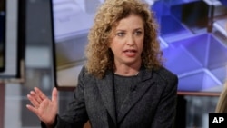 El senador Bernie Sanders ya había expresado su desconfianza hacia la congresista Debbie Wabserman Schultz desde principios de su campaña.