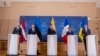 Міністр закордонних справ України Дмитро Кулеба (праворуч) під час спільної пресконференції з главами МЗС Латвії Кріш’янісом Карінсом (л), Естонії – Маргусом Цахкною, Литви – Габріеліусом Ландсбергісом, Франції – Стефаном Сежурном у МЗС Литви, Вільнюс, 8 березня 2024 р. (AP)