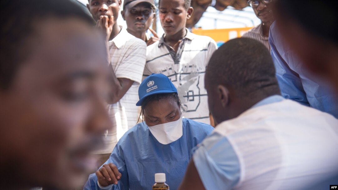 Wauguzi wanaofanya kazi na shirika la Afya Duniani wakitoa chanjo kwa wananchi kuzuia kuenea katika mji wa Mbandaka Mei 21, 2018 wakati wa uzinduzi wa kampeni ya chanjo ya Ebola.