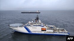 Корабель фінської прикордонної служби Turva і нафтовий танкер Eagle S у морі біля Порккаланніемі, 26 грудня 2024 року. (Фото: Фінська прикордонна служба / AFP)
