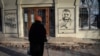 Графіті із зображенням Головнокомандувача Збройних сил України генерала Валерія Залужного та написом "З нами Бог і отаман Залужний" на місці найзапекліших боїв з російськими загарбниками в Бахмуті. AP Photo/Andriy Andriyenko