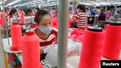 Công nhân tại một xưởng may mặc Singapore Singlun Star tại ngoại ô Hà Nội, ngày 19/08/2014.