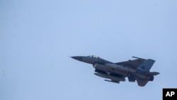 Винищувач F-16 португальської армії бере участь у литовсько-польських військових навчаннях Brave Griffin 24/II поблизу Сувальського коридору біля польського кордону в селі Дірмішкес, Литва. 26 квітня 2024 р. (AP Photo/Mindaugas Kulbis)