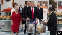 Tổng thống Mỹ Donald Trump bên xe đẩy khi tham quan trung tâm phân phối thực phẩm trợ giúp người nghèo của một nhà thờ hôm 4/12/17 ở Salt Lake City.