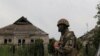 Un militar ucraniano camina junto a una casa dañada por ataques militares rusos en la aldea de Vremivka, en medio del ataque de Rusia a Ucrania, cerca de una línea de frente en la región de Donetsk, Ucrania, el 8 de julio de 2023.