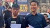 梁继平(右)9月15日与黄之锋一起在纽约时报广场高唱荣光归香港的歌曲。