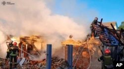 На цьому фото, наданому Державною службою з надзвичайних ситуацій України, рятувальники працюють біля пошкодженої будівлі після російського ракетного обстрілу в Київській області, у середу, 8 травня 2024 року. (Фото: Державна служба з надзвичайних ситуацій через AP Photo)