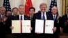 美国总统特朗普和中国国务院副总理刘鹤签署美中第一阶段贸易协议