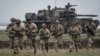 ARHIVA - Američki vojnici učestvuju u NATO vježbi u Rumuniji (Foto: AP/Vadim Ghirda, File)