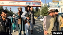 ژمارەیەک چەکداری تاڵیبان لە دەرەوەی فڕۆکەخانەی کابوڵ