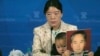 中国维权人士张海涛的妻子李爱杰带着三岁的儿子小曼德拉出席美国传统基金会研讨会，再度呼吁世人关注中国失去自由的人们。 (美国之音萧雨拍摄)