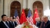 美国总统特朗普（右一）和中国国家主席习近平（左一）出席在阿根廷布宜诺斯艾利斯举行的G20领导人峰会后的工作晚宴。（2018年12月1日）