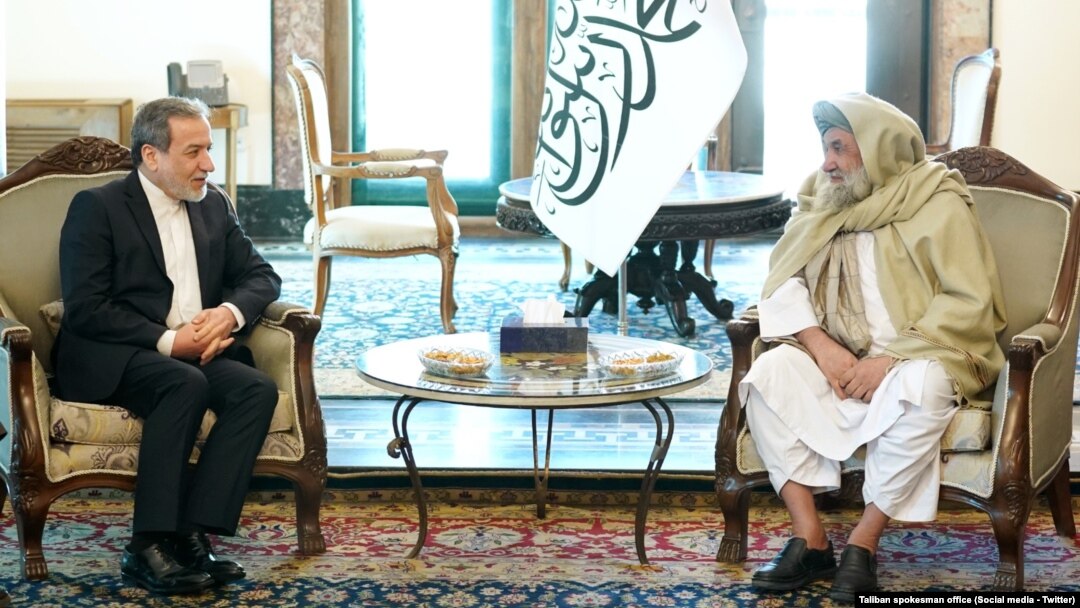 محمد حسن آخند، رییس الوزرای حکومت طالبان و عباس عراقچی، وزیر خارجۀ ایران روز یکشنبه در مورد "موضوع آب، مهاجران افغان و امنیت مرزهای مشترک در کابل صحبت کرده‌اند.