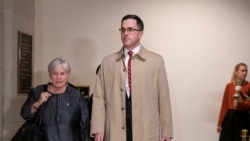 Tim Morrison, el ex principal asesor de seguridad nacional del presidente Donald Trump, llega a una reunión a puerta cerrada para testificar como parte de la investigación de juicio político al presidente Donald Trump en el Capitolio en Washington, el jueves 31 de octubre de 2019.