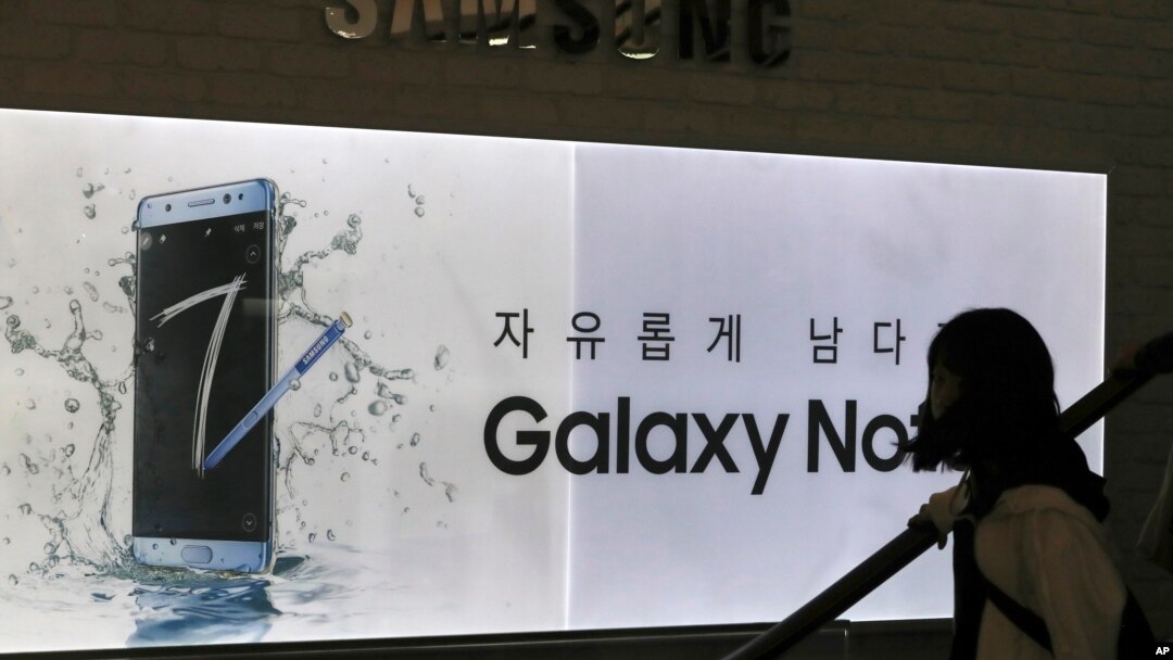 A visitor passes by an advertisement of the Samsung Electronics Galaxy Note 7 smartphone at its shop in Seoul, South Korea, Oct. 11, 2016. 