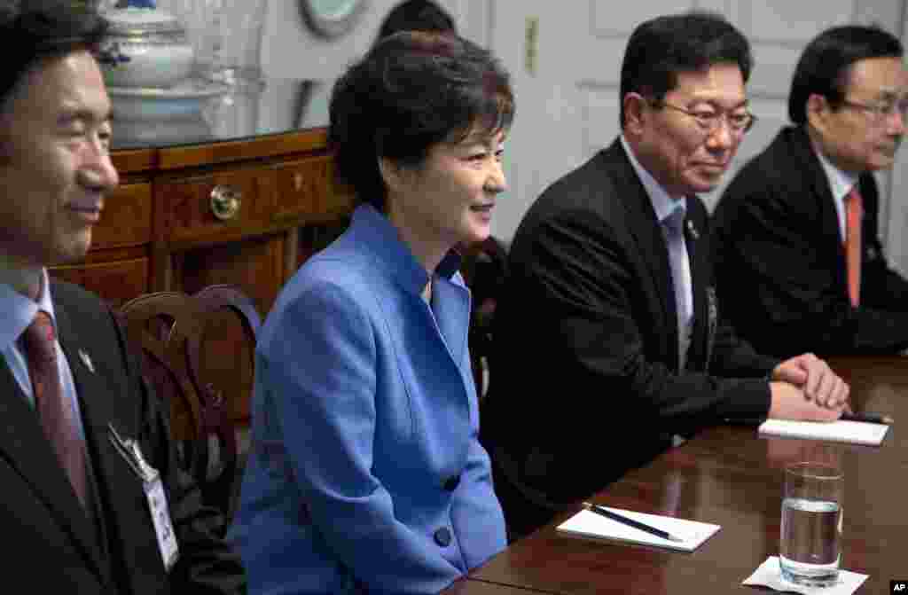 Tổng thống Park Geun-Hye gặp Chủ tịch Ngân hàng Thế giới Jim Yong Kim tại Nhà khách chính phủ ở Washington, ngày 7 tháng 5.
