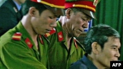 Ảnh Cha Nguyễn văn Lý bị áp giải đến tòa án ở Huế tháng 3 năm 2007
