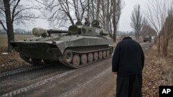 Священик вклоняється бойовикам, Єленівка поблизу Донецька, 26 лютого 2015 р. 