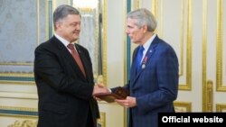Президент Петро Порошенко і сенатор Роберт Портман