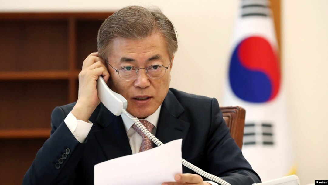 South Korean President Moon Jae-in speaks with Chinese President Xi Jinping by telephone at the Presidential Blue House in Seoul, South Korea, May 11, 2017.