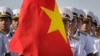 擎着国旗的越南海军人员