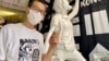 香港行为艺术家黄国才以过往多年维园六四烛光集会用剩的蜡烛，制成新作品”烛光有罪” (美国之音/汤惠芸)