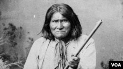Esta foto del héroe de los nativos estadounidenses, Gerónimo, fue tomada en 1887. Geronimo mató a decenas de soldados estadounidenses y mexicanos y no pudo ser capturada sino diez años después.