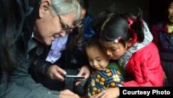 美国经济学家罗斯高测试中国农村幼童的认知能力（受访者提供）