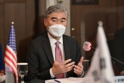 성 김 미국 대북특별대표가 지난 21일 서울에서 노규덕 한국 외교부 한반도평화교섭본부장, 후나코시 다케히로 일본 외무성 아시아대양주국장과 개최한 미한일 북 핵 수석대표 협의에서 모두발언을 했다.