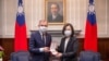 台湾总统蔡英文在总统府会晤到访的时任法国国民议会友台小组主席戴扈杰(François de Rugy)。（2021年12月16日）