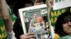 Navijač Univerziteta Džordž Mejson drži u ruci list Sports ilustrejted, 29. marta 2006. godine. (Foto: AP/Lawrence Jackson)