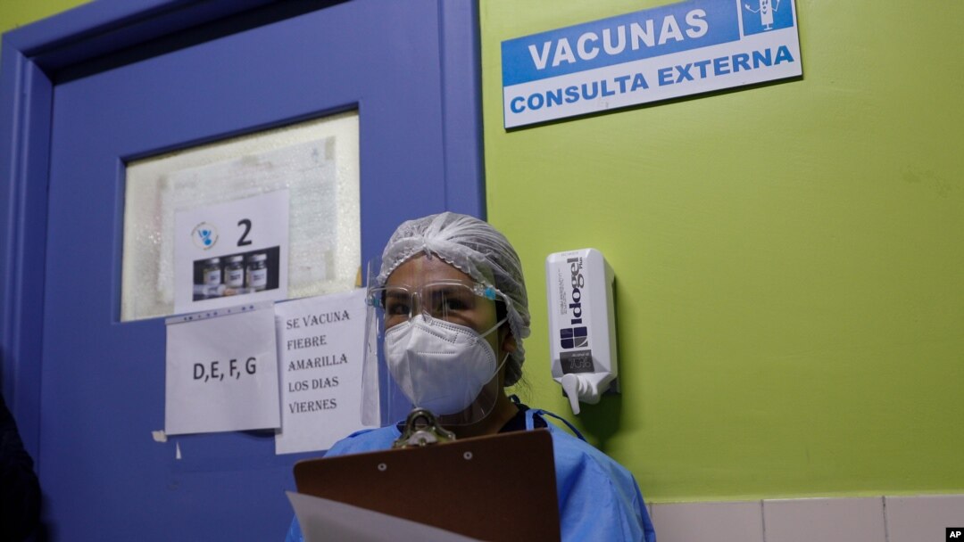 Una enfermera espera su turno para recibir la vacuna Sinopharm contra la COVID-19, en el Hospital del Niño, en La Paz, Bolivia, el 26 de febrero de 2021.