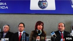 El ministro de Salud, Juan Manzur (a la derecha), calculó que hay 105.000 personas infectadas con la gripe A en Argentina.
