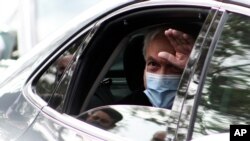 ARCHIVO - El presidente de Chile, Sebastián Piñera, saluda a su llegada a un colegio electoral durante un referéndum para decidir si el país debe reemplazar su constitución de 40 años, en Santiago, Chile, el 25 de octubre de 2020.
